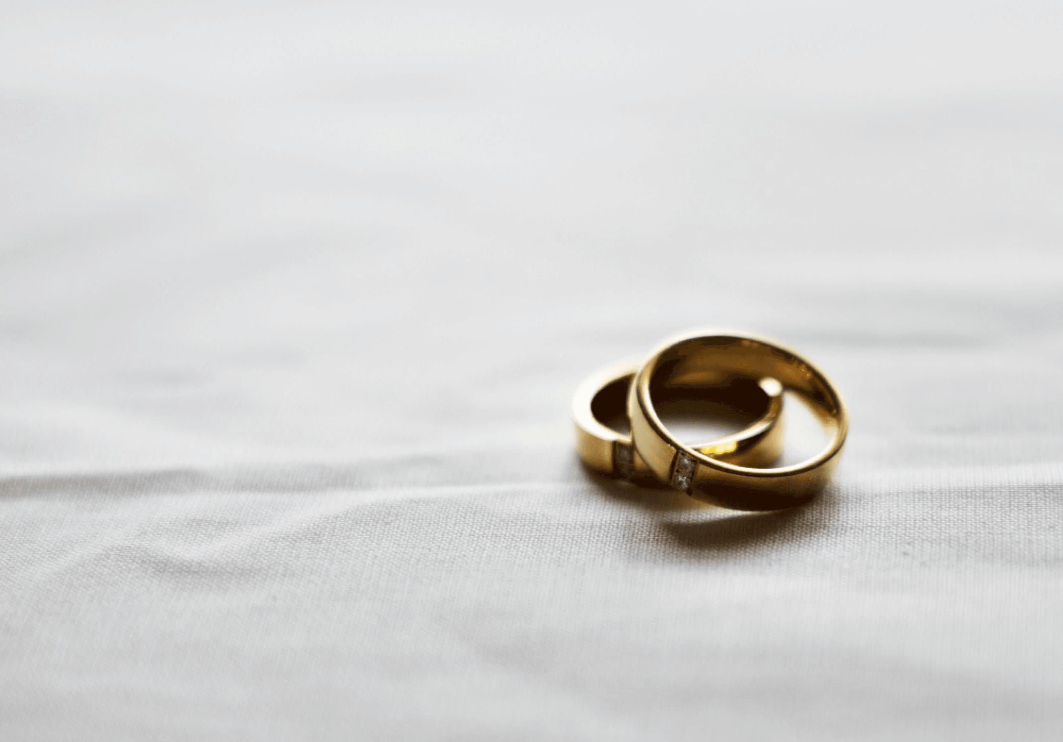 anel-de-casamento-de-dois-ouro-sobre-fundo-branco-1